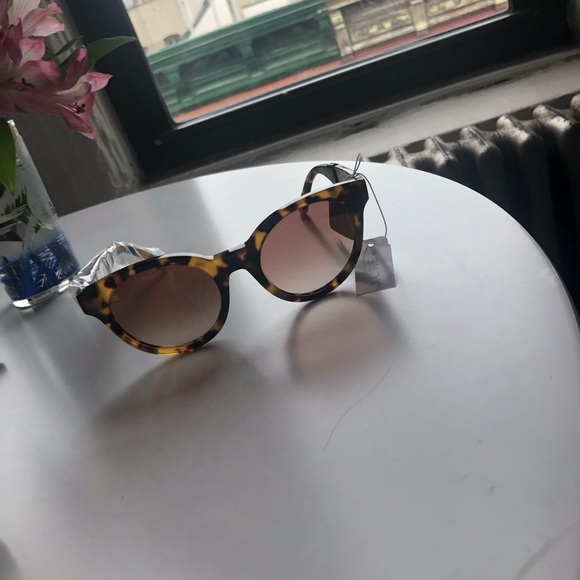 NWT J. Crew tortoiseshell sunglasses, new w/case - Picture 2 of 2